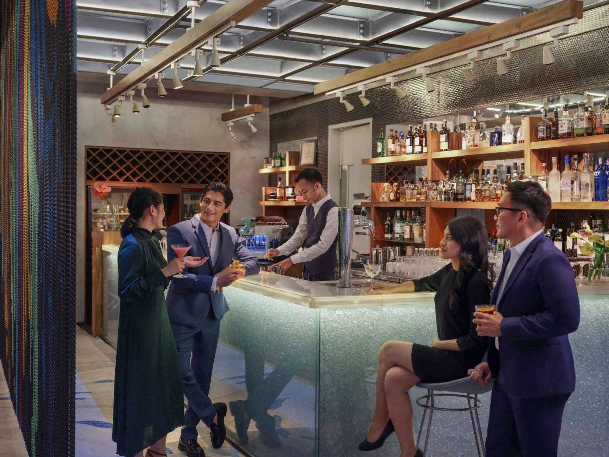 Pullman Jakarta Central Park Exterior foto The bar at the lounge