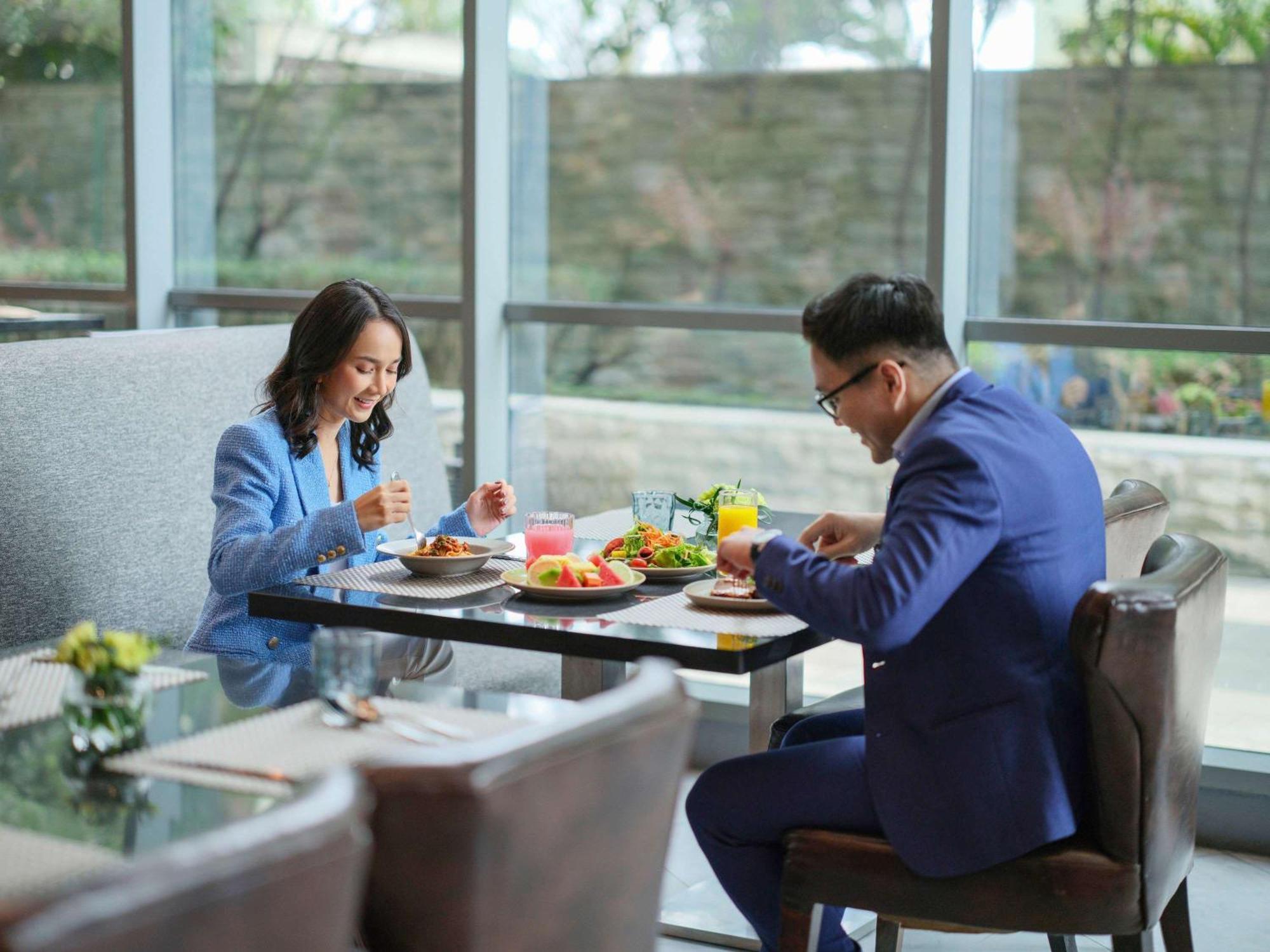 Pullman Jakarta Central Park Exterior foto A couple eating at a restaurant